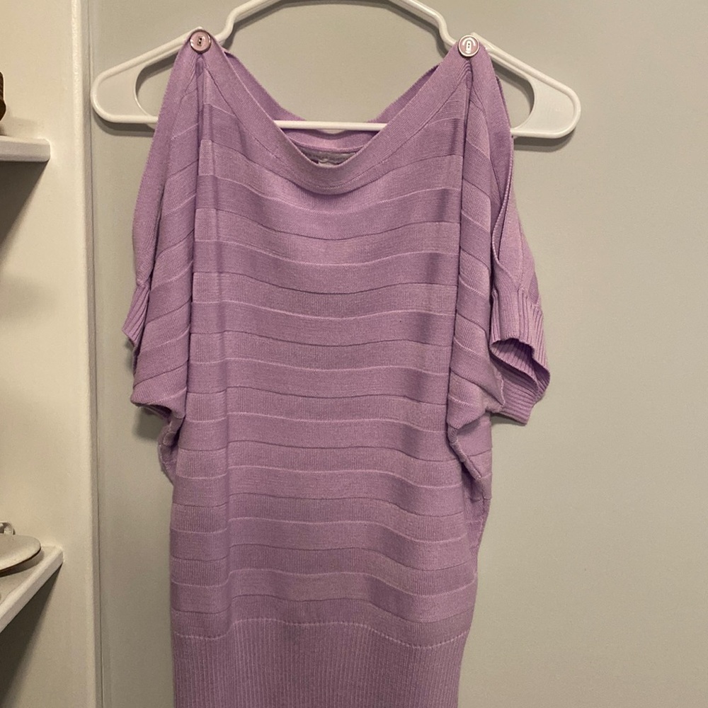 XS New York and Company shirt. Cold-Shoulder cut out shirt. Super comfy & cute.